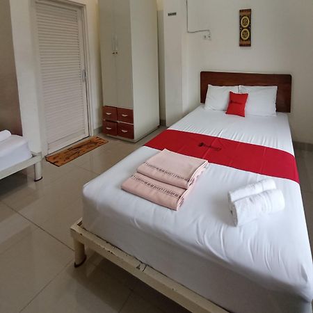 Отель Reddoorz At Syariah House Пурвокерто Экстерьер фото
